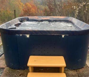 Sugar Grove House | Luxurious Mountain Retreat with Hot Tub Jacuzzi Suite & Wood-Burning Fireplace - 10 Min to Boone