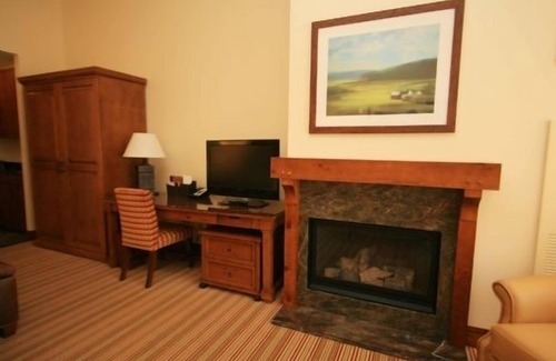 Stowe Area Apartment | Luxurious Mountain View Studio W/Fireplace, Patio & Pool