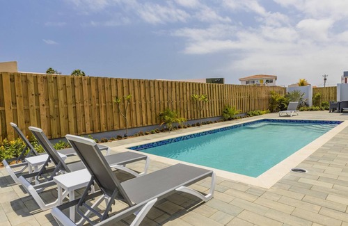 Washington Villa | Luxurious Oasis ~ Mins to Beach, King Beds, Pool