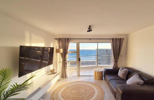 Bloubergstrand Apartment | Luxurious Ocean View Beachfront Apartment