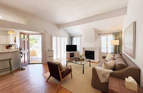Newport Beach Apartment | Luxurious Seabreeze Chic, 2 Bed Condo