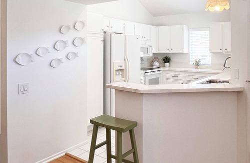 Newport Beach Apartment | Luxurious Seabreeze Chic, 2 Bed Condo