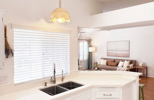 Newport Beach Apartment | Luxurious Seabreeze Chic, 2 Bed Condo