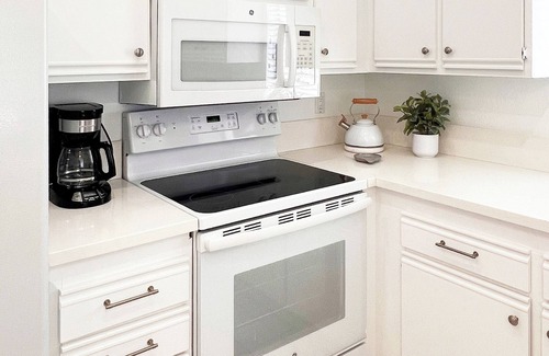 Newport Beach Apartment | Luxurious Seabreeze Chic, 2 Bed Condo