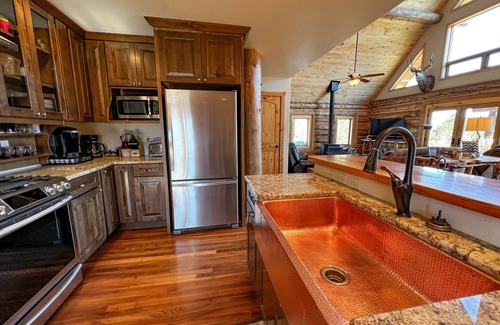 Mancos Cabin | Luxurious, secluded log cabin. Mountain views. Sauna, hot tub. 3 primary suites.