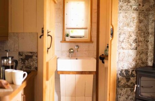 Monmouth Cabin | Luxurious shepherd's hut in a secluded countryside location with fantastic views