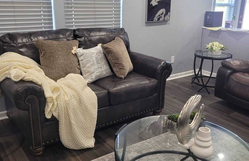 Summit Station House | Luxurious, Spacious, 6-bedroom house with WiFi and AC in charming Columbus