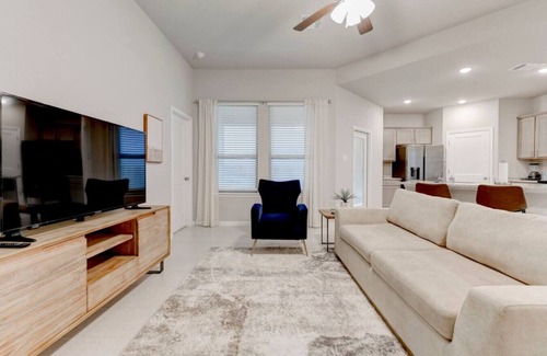 Leon Junction House | Luxurious Spacious Retreat in Temple