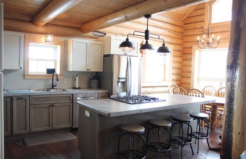 Polaris Cabin | Luxurious SW Montana Log Cabin near Maverick Mountain skiing & Elkhorn Hotspring