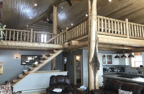 Polaris Cabin | Luxurious SW Montana Log Cabin near Maverick Mountain skiing & Elkhorn Hotspring