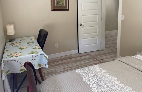 Maple Ridge House | Luxurious, Urban 2 Bedroom Oasis Suite