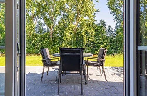 Eilsum House | Luxurious vacation home "Wind in the trees" directly on the water near Greetsiel