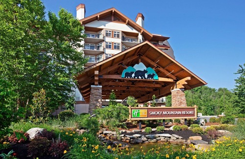 Gatlinburg Apartment | Luxurious Villa with a Fireplace and Balcony