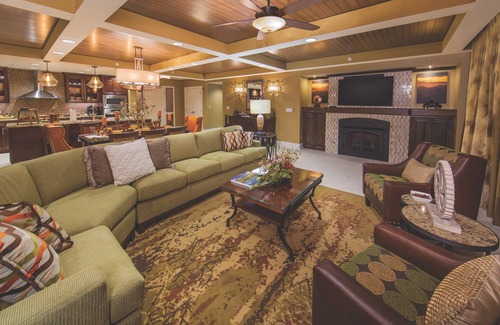 Gatlinburg Apartment | Luxurious Villa with a Fireplace and Balcony