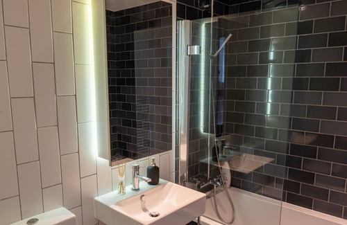 Royal Docks Apartment | Luxury 1-Bedroom Escape