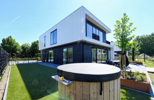 Biddinghuizen House | Luxury 10-person villa on the water with hot tub, private jetty, spacious terrace and 4 bedrooms. Located at Villa Resort Harderwold, near Harderwijk and the Veluwemeer!