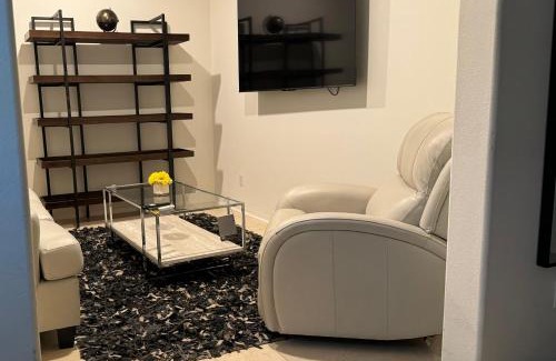 Sun City House | Luxury 1200 sqft 1bdrm retreat with den