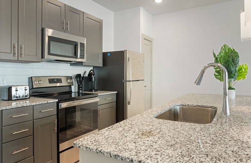 Stony Ridge North Apartment | Luxury 1BD/1BA Next to Airport 8688