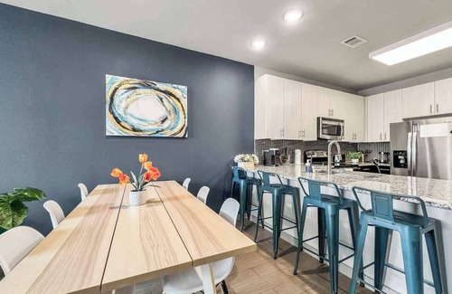 Uptown Apartment | Luxury 1BD | Uptown | Sleeps 4 | Free Parking