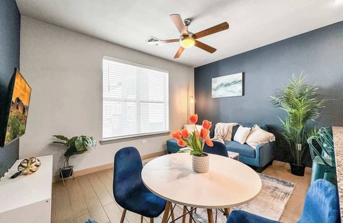 Uptown Apartment | Luxury 1BD | Uptown | Sleeps 4 | Free Parking