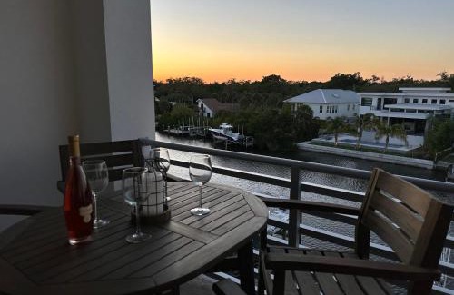 Central Sarasota House | Luxury 2 Bed 2 Bath Waterfront Condo with Patio Sunsets Gym and Parking