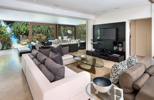 Gibbs Bay Villa | Luxury 2 Bedroom Beach Front Villa w/ Jacuzzi