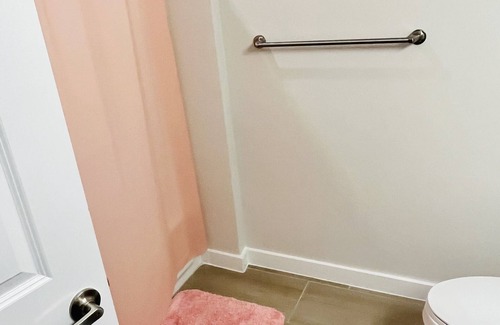 Houston Apartment | Luxury 2Bd/2Ba Condo | 9min Near IAH Airport | 14min Near Downtown