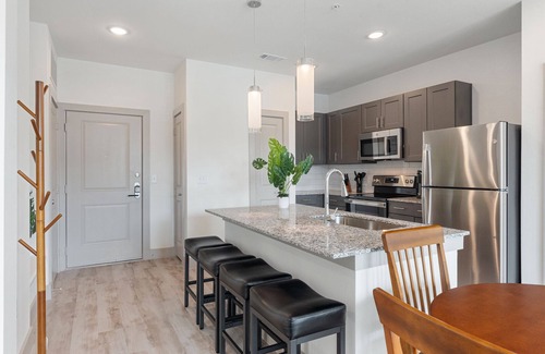 Vista Del Pueblo Apartment | Luxury 2BD/2BA Next to Airport 3689