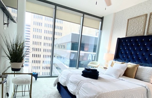 Lenox Apartment | Luxury 2bdrm high-rise in Buckhead with view
