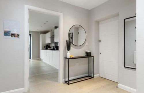 Livesey Apartment | Luxury 2BR Apt with Terrace, Close to London Bridge - Perfect for Long Stays