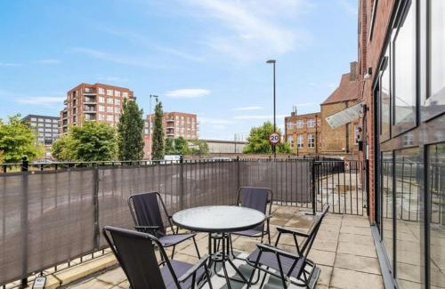Livesey Apartment | Luxury 2BR Apt with Terrace, Close to London Bridge - Perfect for Long Stays