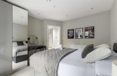 Livesey Apartment | Luxury 2BR Apt with Terrace, Close to London Bridge - Perfect for Long Stays