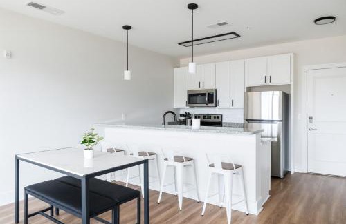 Glen Iris Apartment | Luxury 2BR Condo Steps from UAB Campus 4th