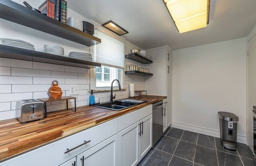 South Euclid House | Luxury 3 BRB, 2 full bath rehabbed unit 10 min from Cleveland Clinic and UH !