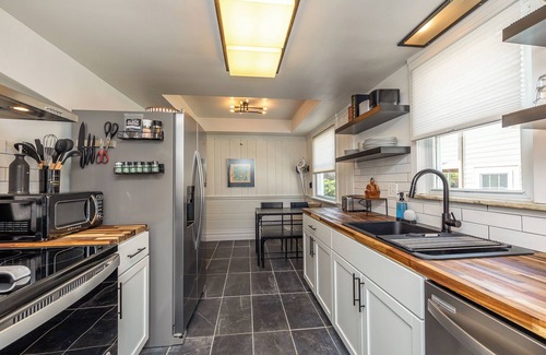 South Euclid House | Luxury 3 BRB, 2 full bath rehabbed unit 10 min from Cleveland Clinic and UH !