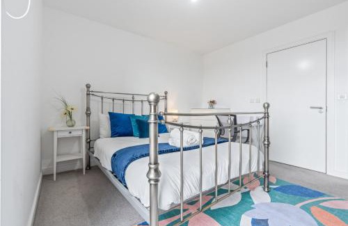 Stratford Apartment | Luxury 3BR with 2bath Near Westfield Stratford
