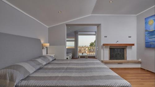 Saronikos Villa | Luxury 4 Bdrm Villa with Pvt Pool on the beach