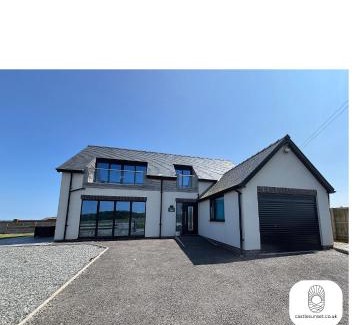 Cayton Bay Villa | Luxury 4-Bedroom Beachfront Home with Hot Tub & Games Room