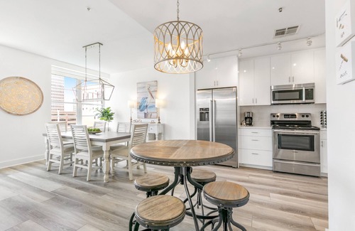 Central Business District Apartment | Luxury 4 bedroom Condo Short Walk to Bourbon Street