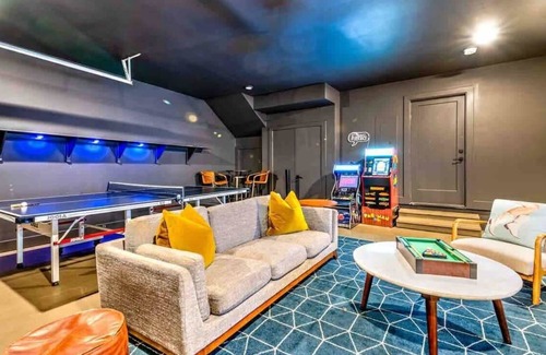 Hillsboro West End House | Luxury 4 Bedroom Home Game Room 13 Beds!