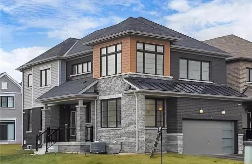 Thorold House | Luxury 4BR Family Retreat in Thorold, Just 10 Mins from Niagara Falls, Clifton Hill & Wineries Free Wi-Fi, Free Parking