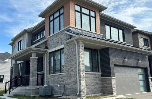 Thorold House | Luxury 4BR Family Retreat in Thorold, Just 10 Mins from Niagara Falls, Clifton Hill & Wineries Free Wi-Fi, Free Parking
