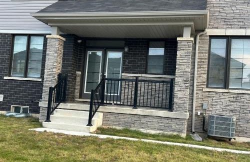 Thorold House | Luxury 4BR Family Retreat in Thorold, Just 10 Mins from Niagara Falls, Clifton Hill & Wineries Free Wi-Fi, Free Parking