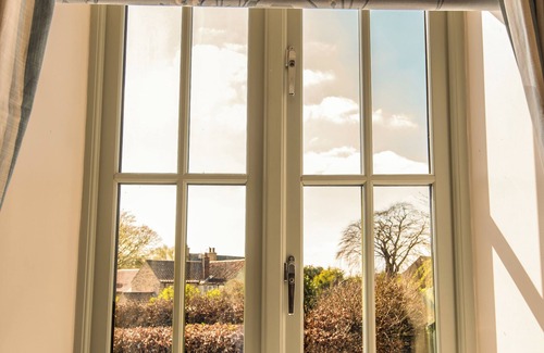 Sturton By Stow House | LUXURY 5* GOLD CONVERTED BARN WITH HOT TUB.TRADITIONAL VILLAGE NORTH OF LINCOLN