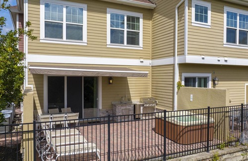 Crestwynd Bay House | Luxury 5BR Family Mansion Private Hot Tub & BBQ!