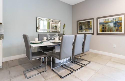 Crestwynd Bay House | Luxury 5BR Family Mansion Private Hot Tub & BBQ!