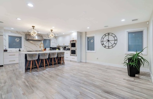 Old Bethpage House | Luxury 6BR House with Pool & Outdoor BBQ