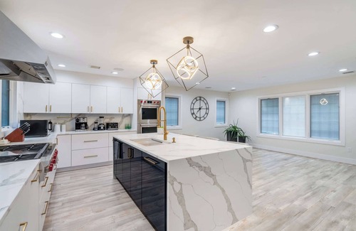 Old Bethpage House | Luxury 6BR House with Pool & Outdoor BBQ