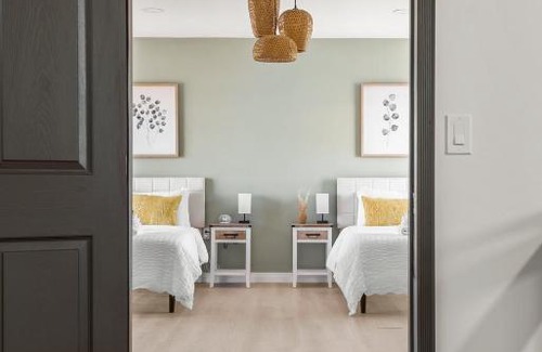 Hesperia House | Luxury 6BR Retreat Fast WIFI, Dedicated Workspaces