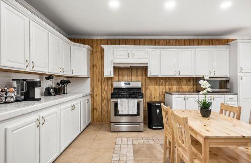 Hesperia House | Luxury 6BR Retreat Fast WIFI, Dedicated Workspaces